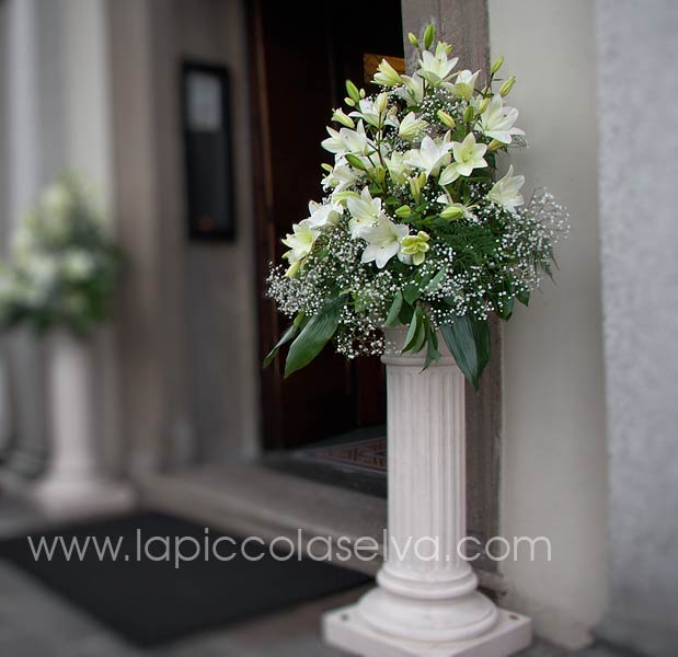 colonne con fiori entrata chiesa di Orta colonne con fiori entrata chiesa di Orta