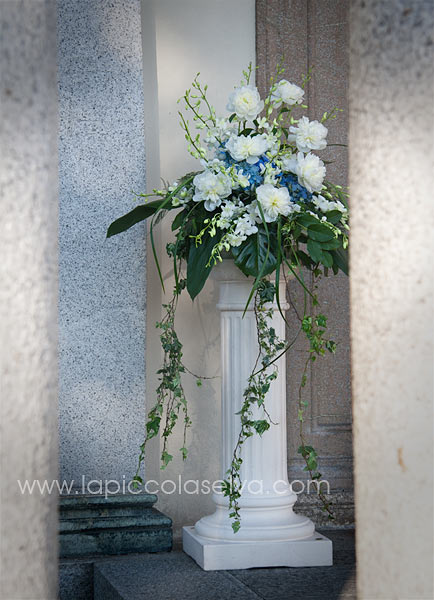 composizione floreale su colonna, chiesa Sacro Monte Orta composizione floreale su colonna, chiesa Sacro Monte Orta