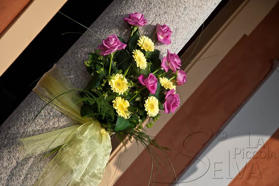 addobbo con fiori colonne matrimonio Villa Bossi Orta