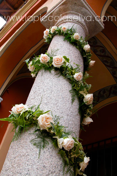 addobbi floreali colonne matrimonio a Villa Bossi addobbi floreali colonne matrimonio a Villa Bossi