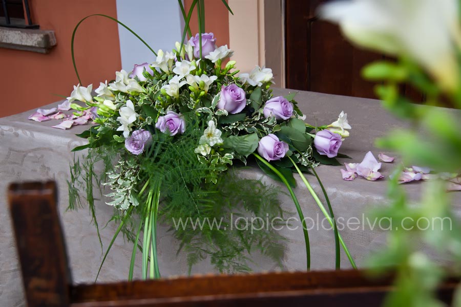 composizione floreale per cerimonia con fiori lilla composizione floreale per cerimonia con fiori lilla
