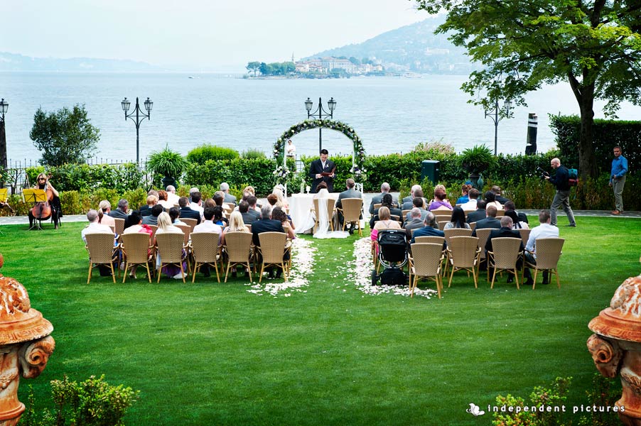 arco fiorito cerimonia matrimonio in giardino