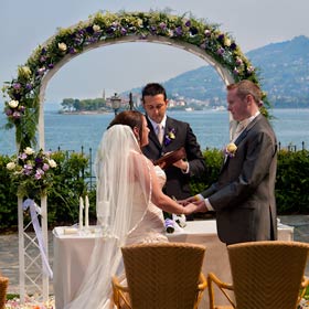 arco di fiori matrimonio in giardino