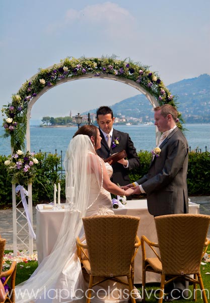 arco di fiori matrimonio in giardino