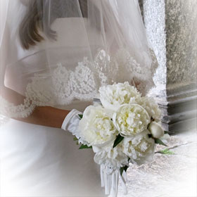 bouquet sposa con peonie bianche