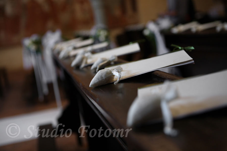 addobbo banchi in chiesa con sacchetti di riso addobbo banchi in chiesa con sacchetti di riso