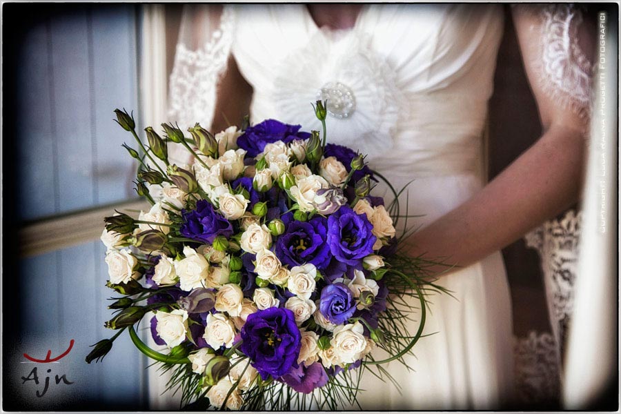 bouquet sposa con fiori viola e lilla